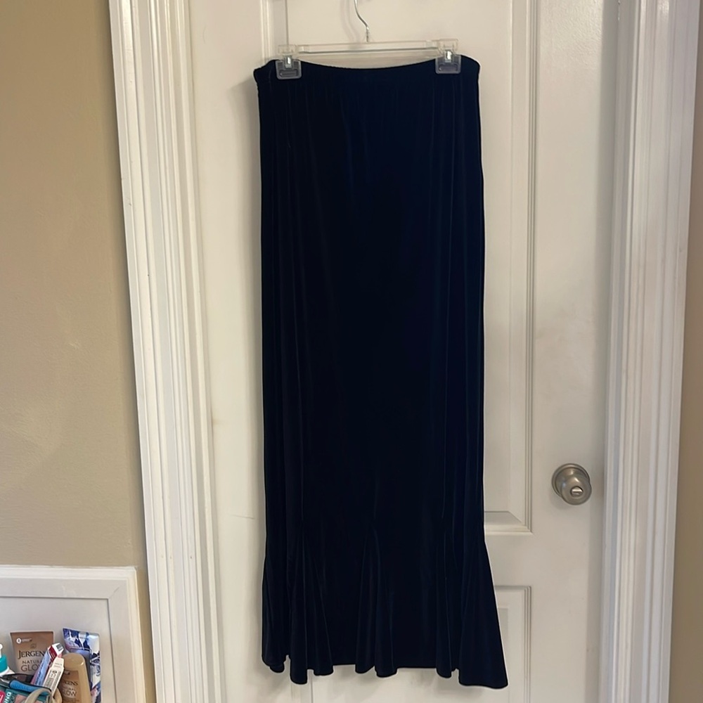 Valore black slightly fitted with pleaded bottom.